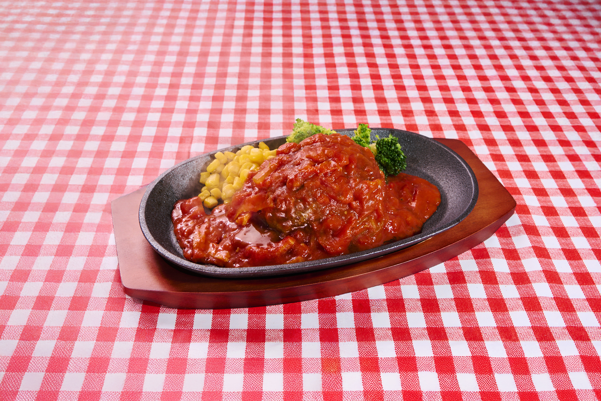 当店自慢の自家製ハンバーグ（トマトソース）