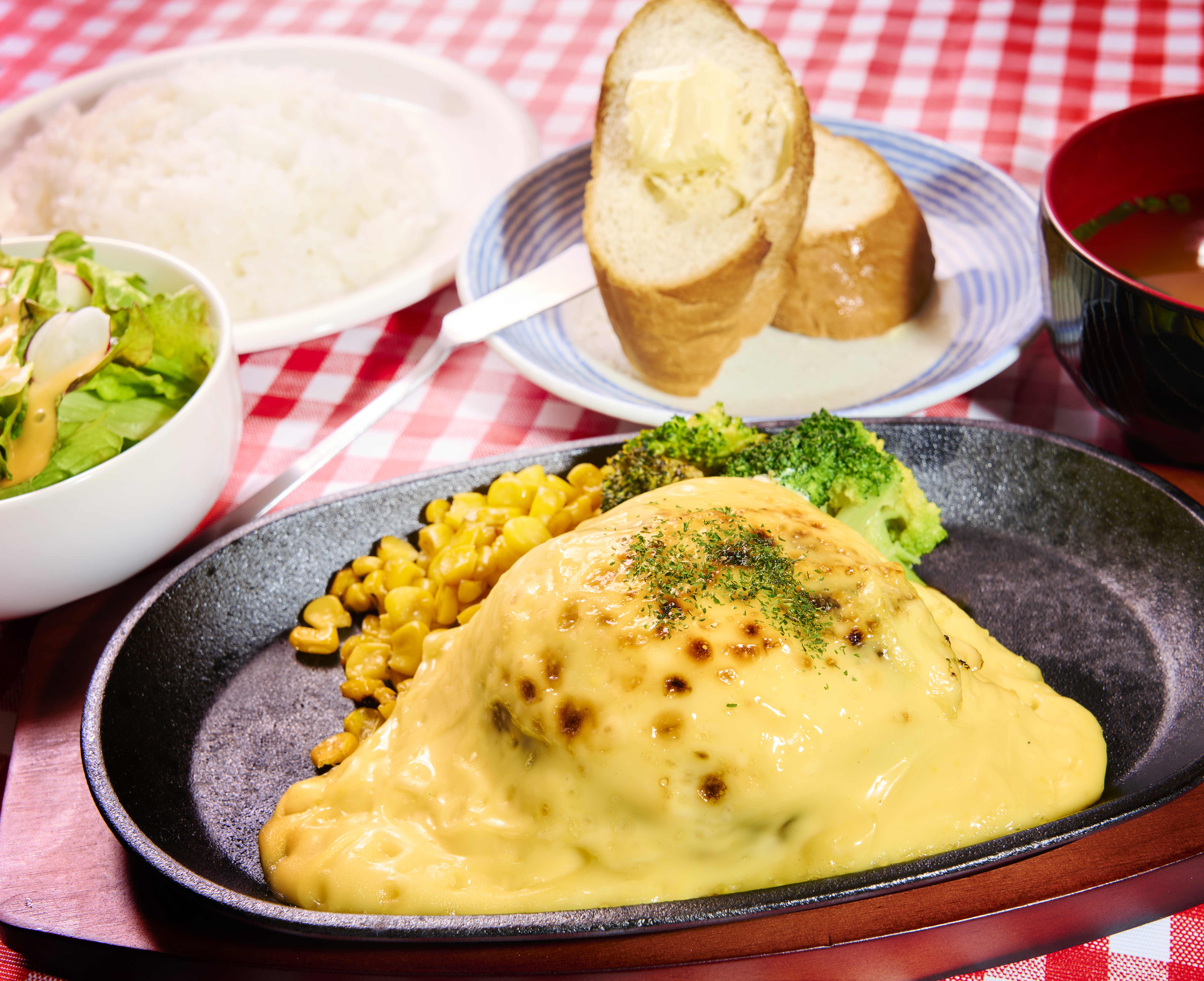 当店自慢の自家製ハンバーグ（ホワイトチーズ）